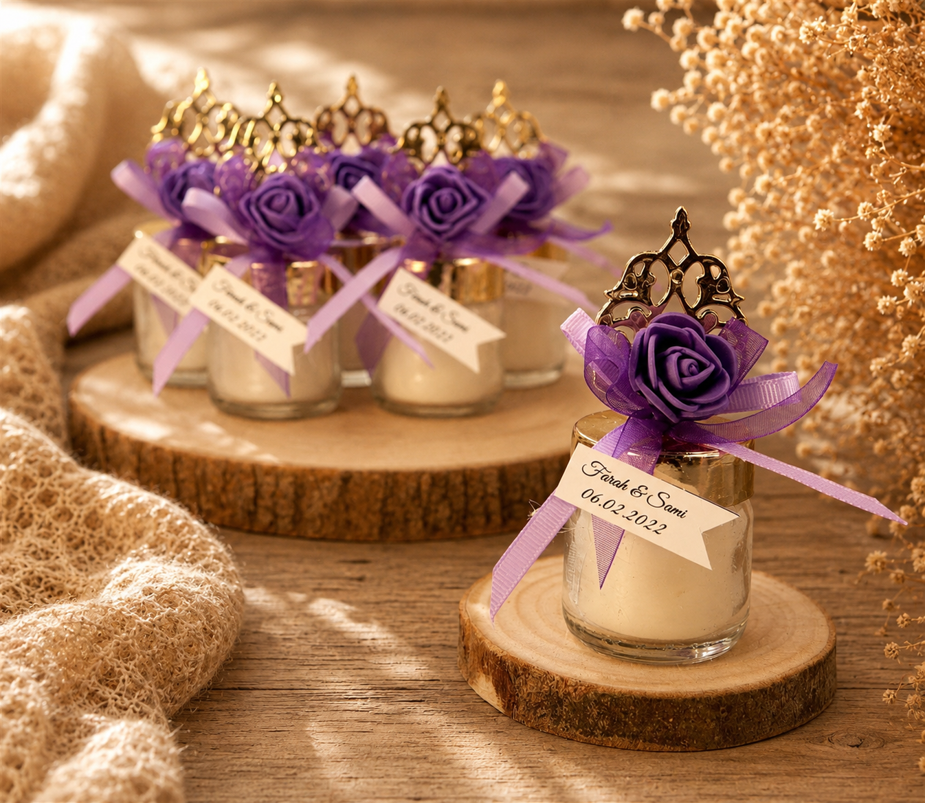 Personalisierte Kerze im Mini Glas mit lila Rose, goldfarbenem Deckel und Namensanhänger
