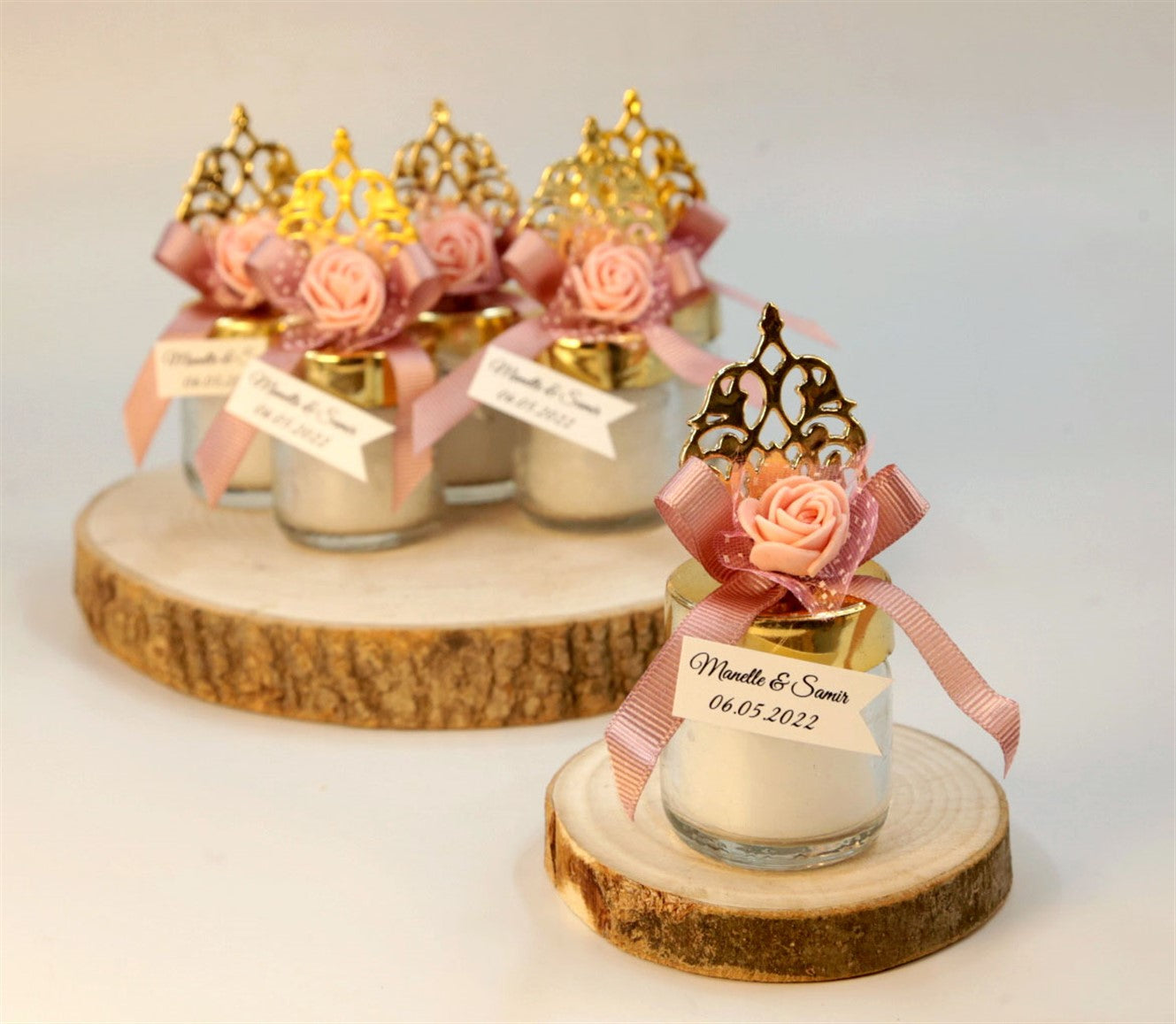 Personalisierte Kerze im Mini Glas mit goldfarbenem Deckel, rosa Rose und Namensanhänger