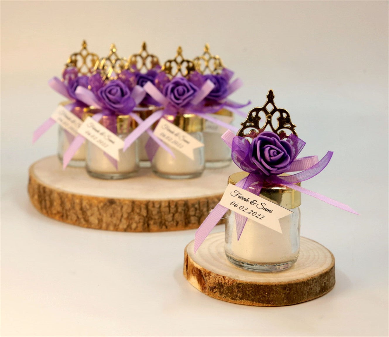Personalisierte Kerze im Mini Glas mit lila Rose, goldfarbenem Deckel und Namensanhänger