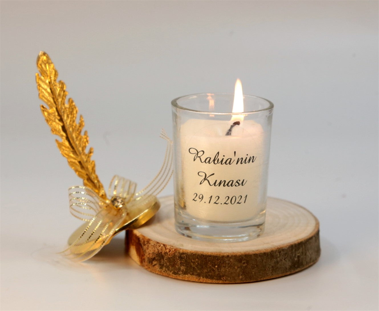 Personalisierte Kerze im Glas mit goldener Blattdeko und Schleife