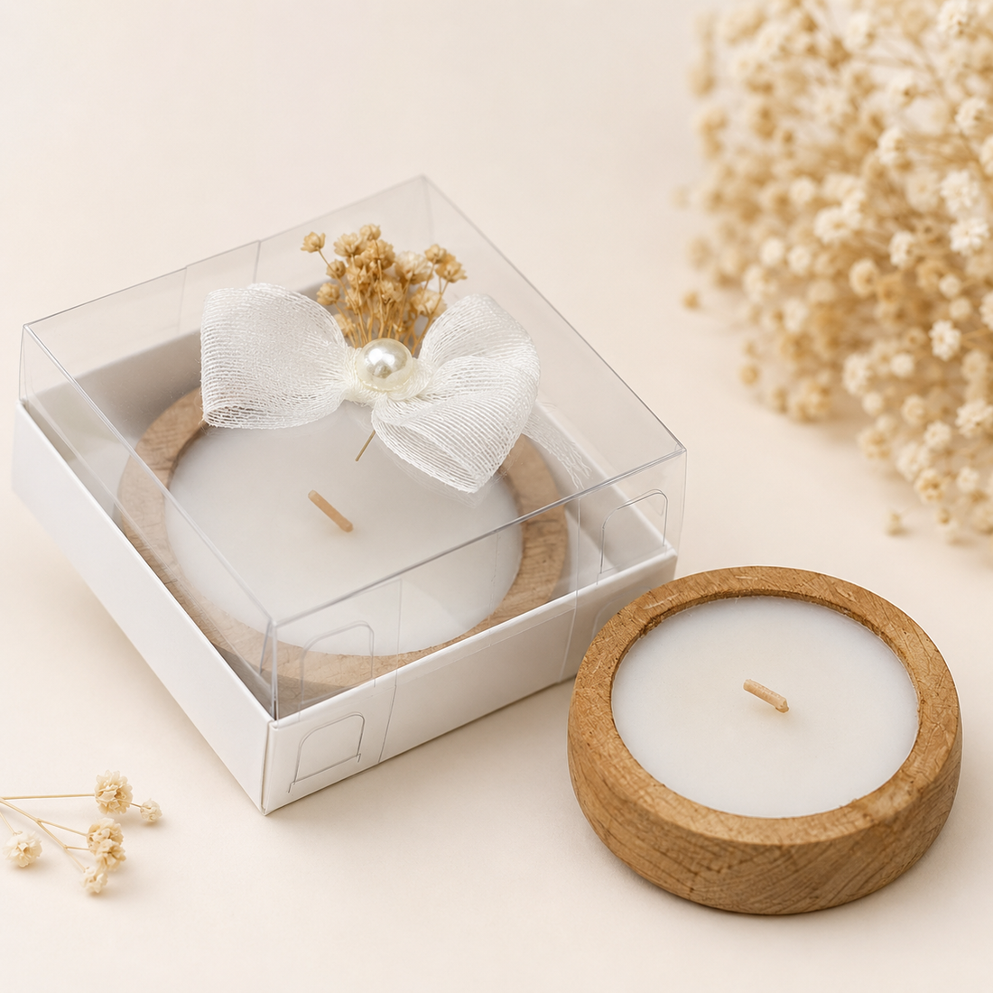 Weiße Kerze im Holzkerzenhalter mit transparenter Geschenkbox