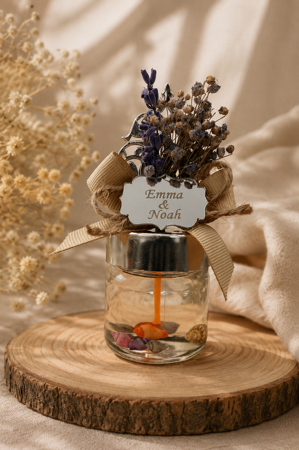 Personalisierte Gelkerze im Glas mit Trockenblumen und Namensschild