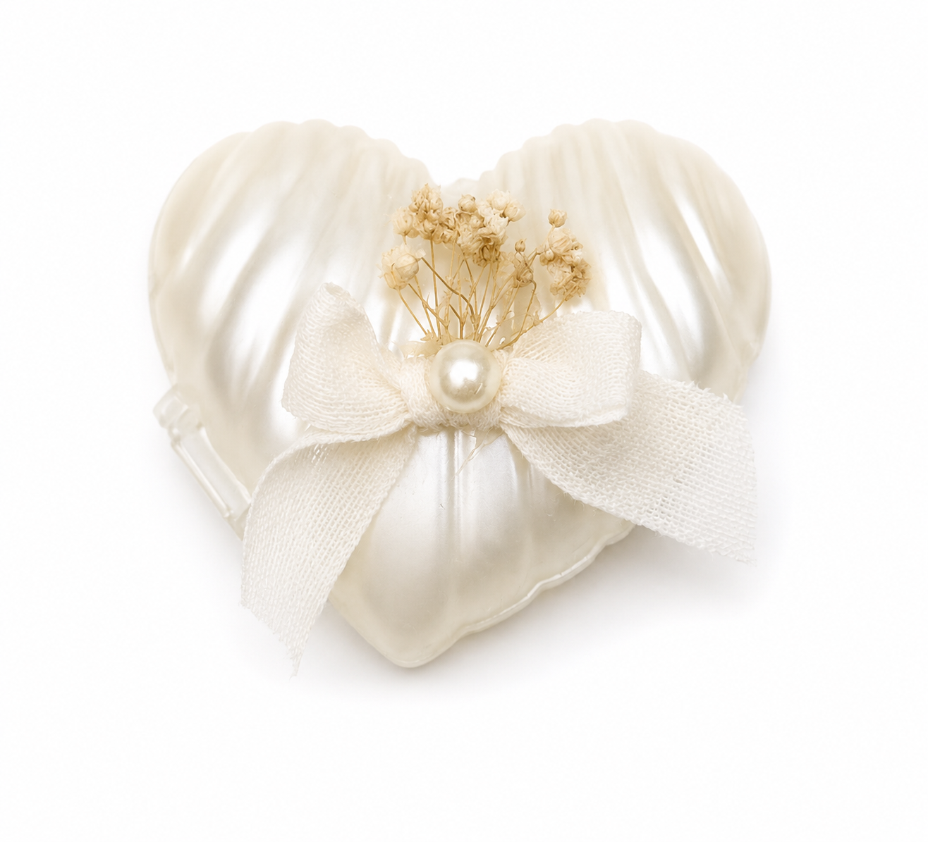 Perlweiße Herzkerze mit Schleife, Perle und Trockenblumen