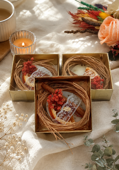 Ovale Lavendelseife in Kraftpapierbox mit Zimt, Orangenscheibe und Trockenblumen