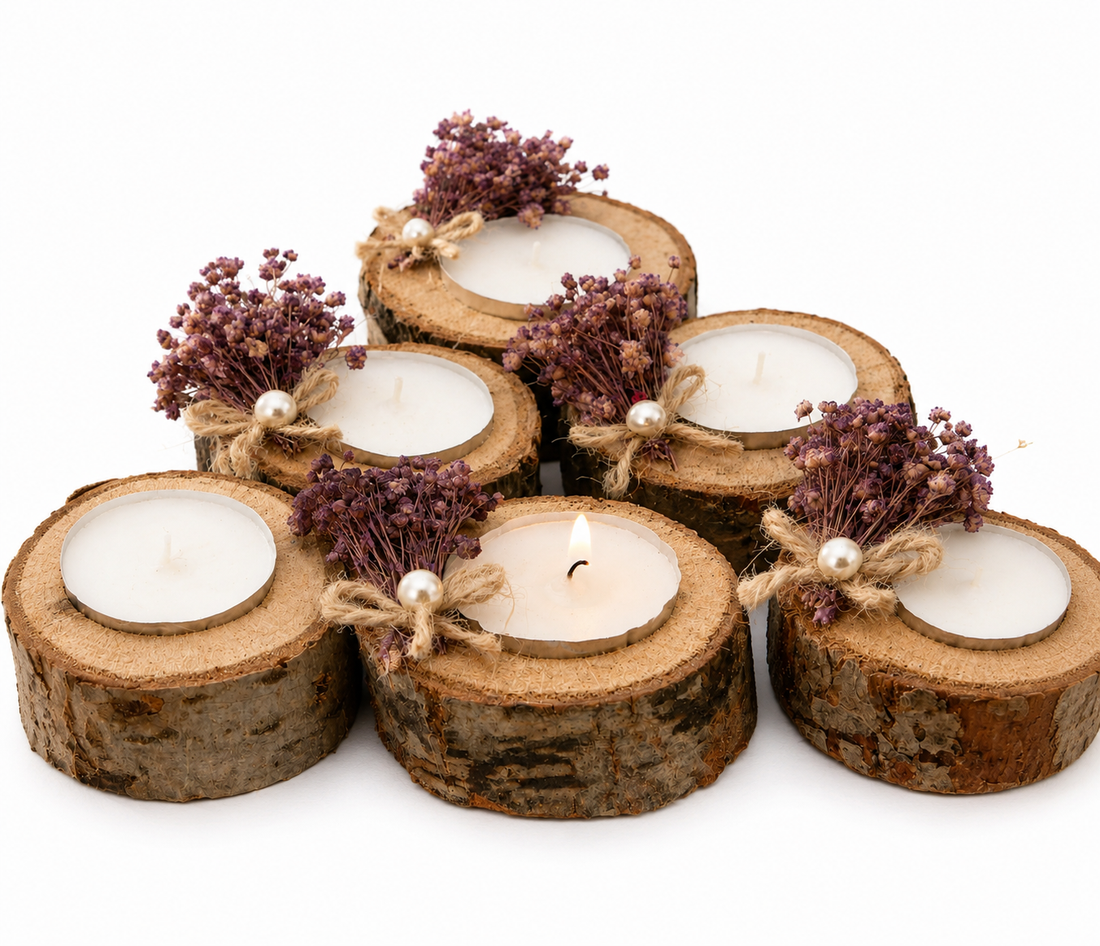 Kleine Kerze in natürlicher Holzscheibe mit lila Trockenblumen und Perle