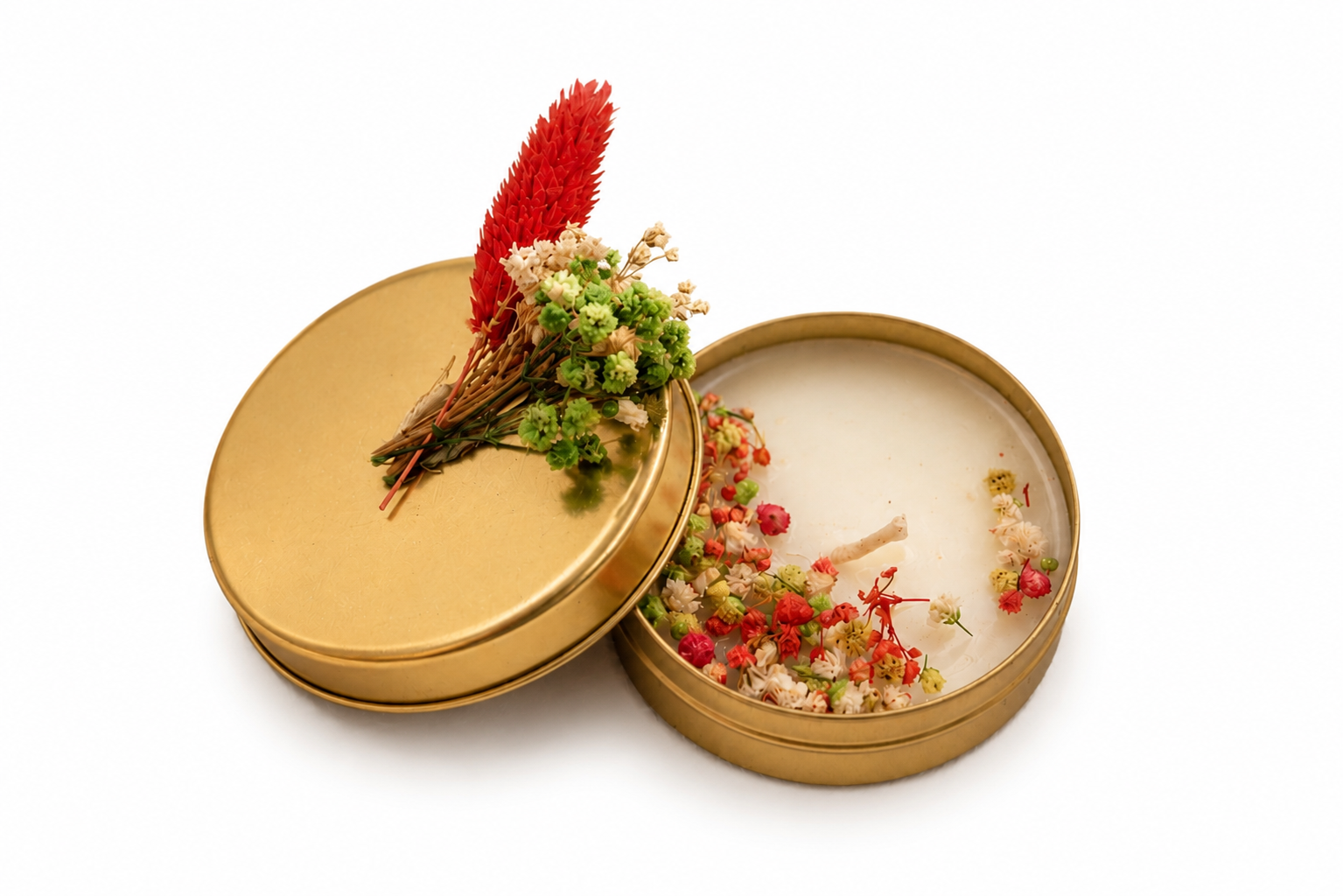 Kerze in goldener Metalldose mit Trockenblumen und Deckel