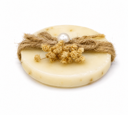 Ovale Duftseife mit Juteband, Perle und Trockenblumen