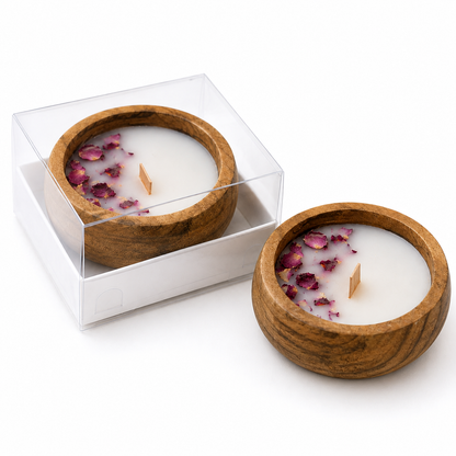 Runde Kerze in Holzschale mit Rosenblüten und transparenter Box