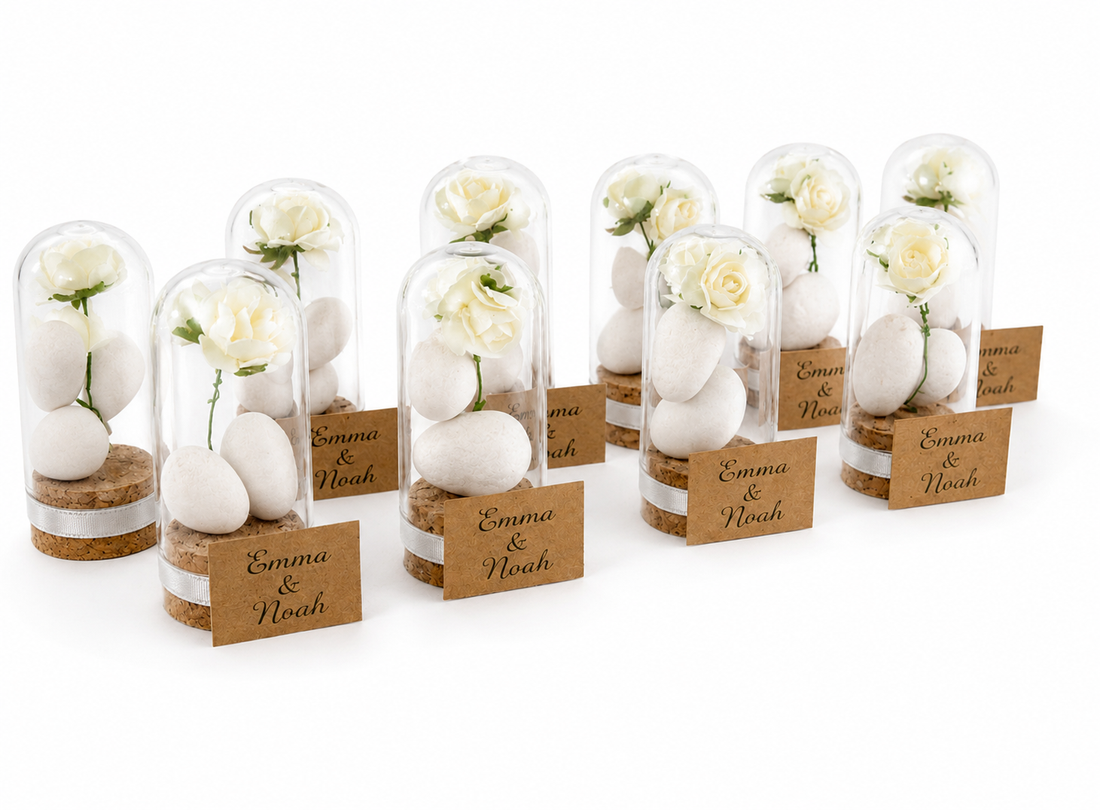 Personalisierte Hochzeitsmandeln im transparenten Mini-Dom mit weißer Rose