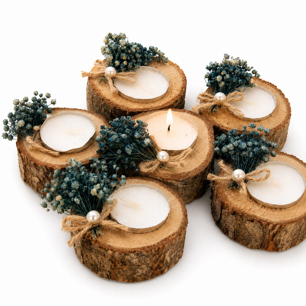 Rustikale Teelichtkerze in Holzscheibe mit blauen Trockenblumen und Perle