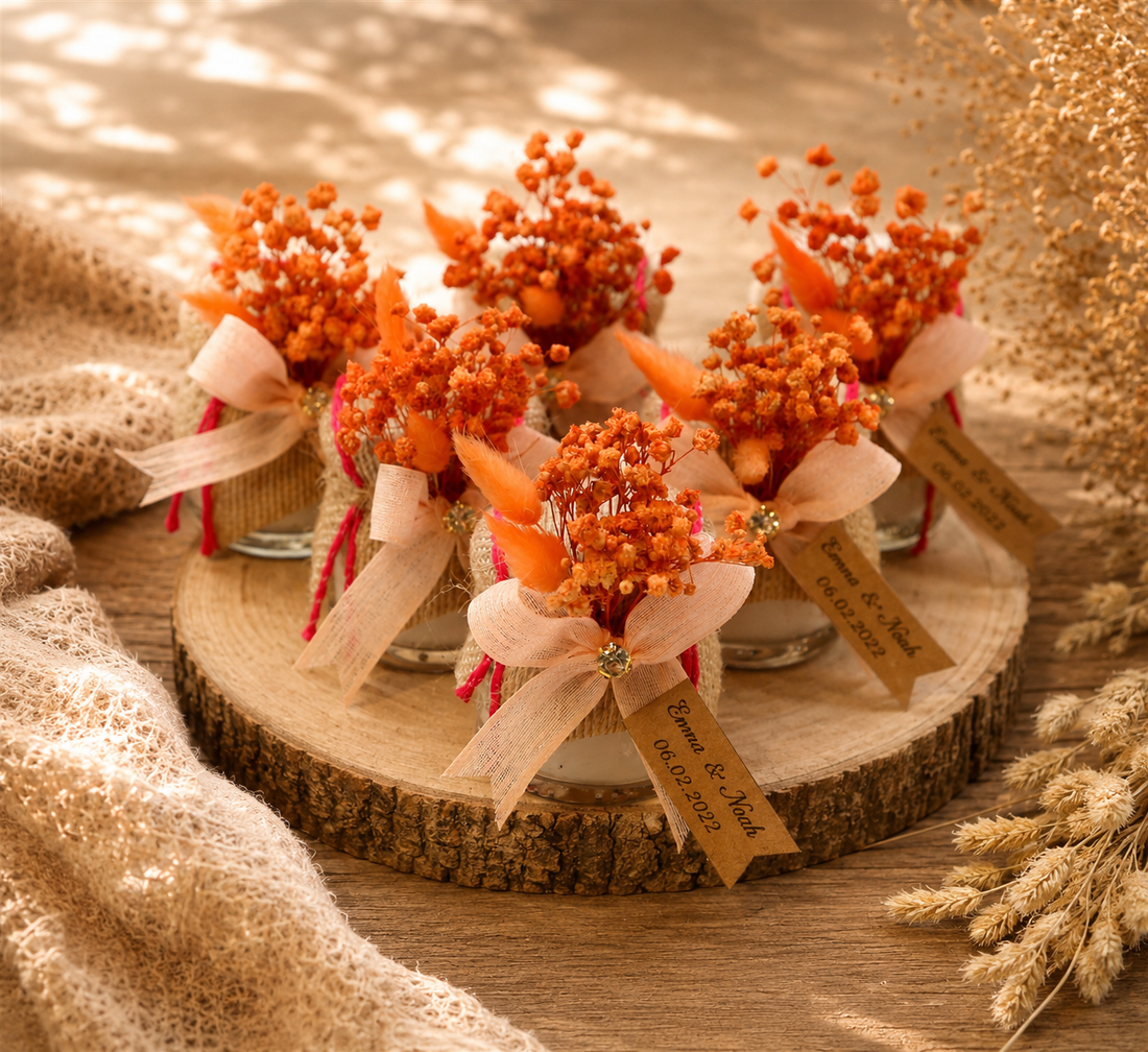 Personalisierte Kerze im Glas mit Jute, orangefarbenen Trockenblumen und Namensanhänger
