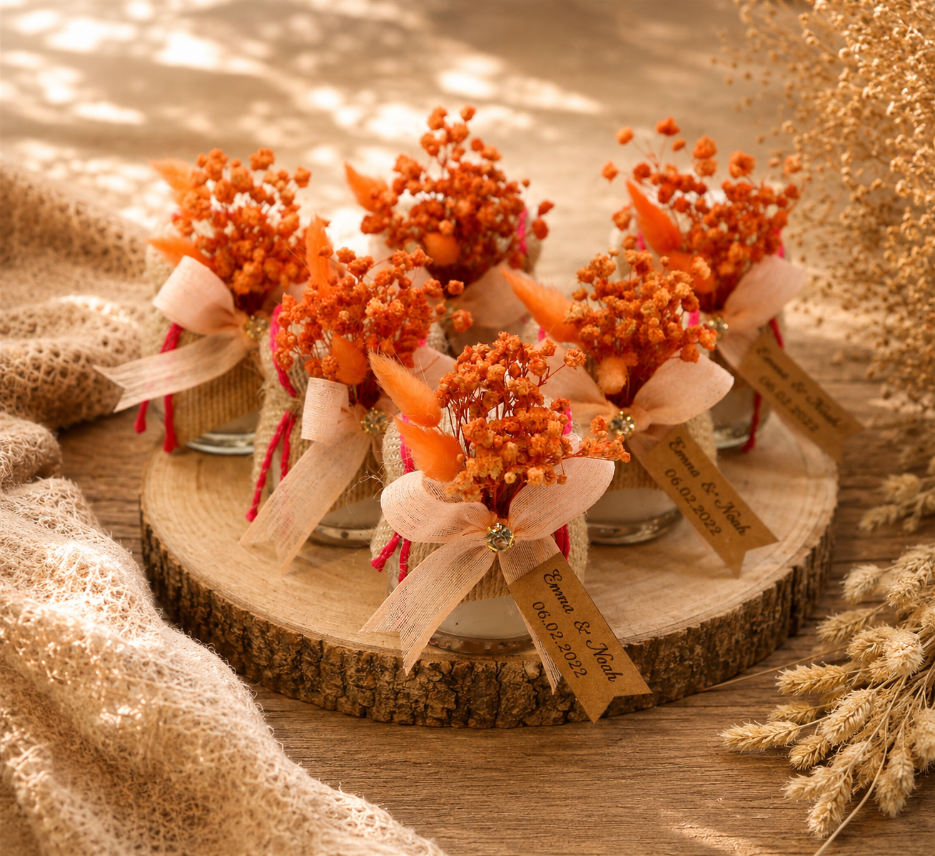 Personalisierte Kerze im Glas mit Jute, orangefarbenen Trockenblumen und Namensanhänger