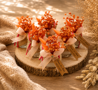 Personalisierte Kerze im Glas mit Jute, orangefarbenen Trockenblumen und Namensanhänger