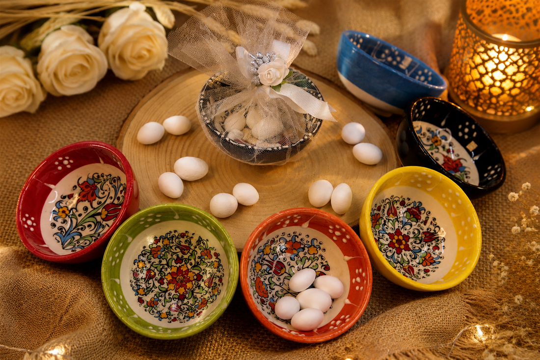 Keramikschale mit Zuckermandeln, Tuell und Rosen-Dekoration