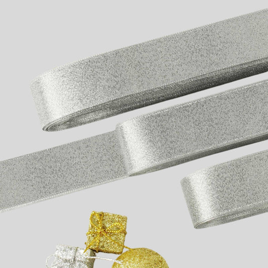 Silberfarbenes Geschenkband