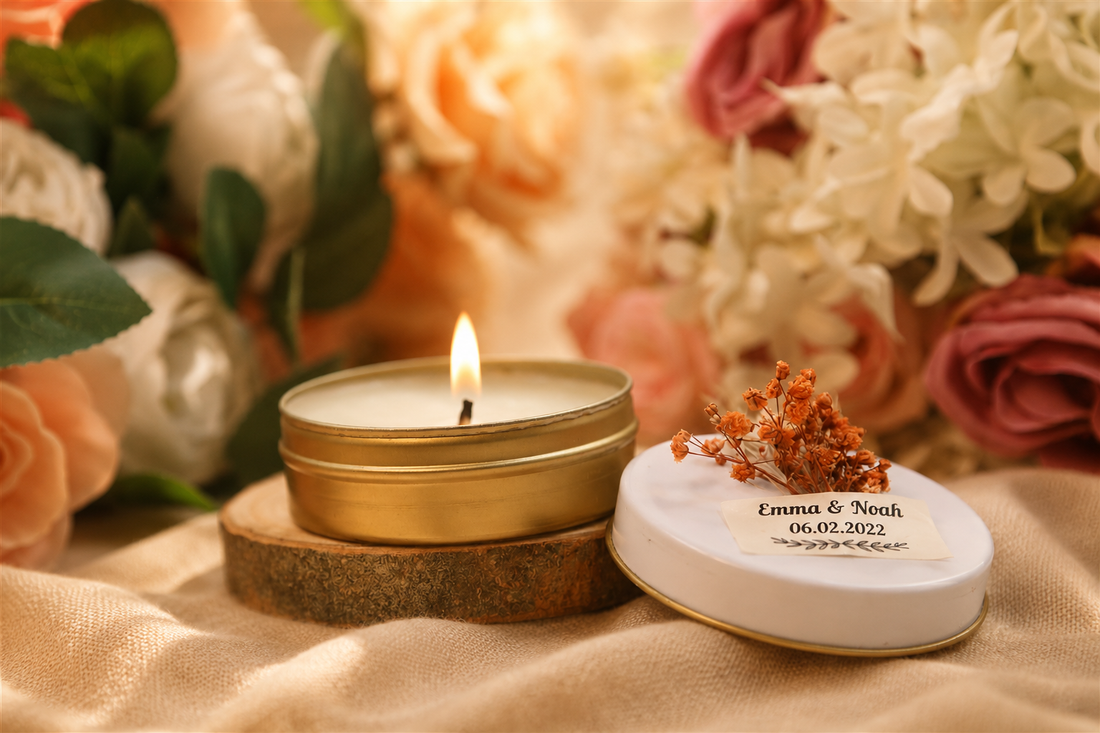 Personalisierte Kerze in goldener Metalldose mit Deckel und Trockenblumen