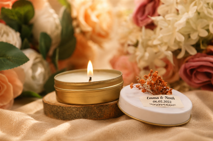 Personalisierte Kerze in goldener Metalldose mit Deckel und Trockenblumen