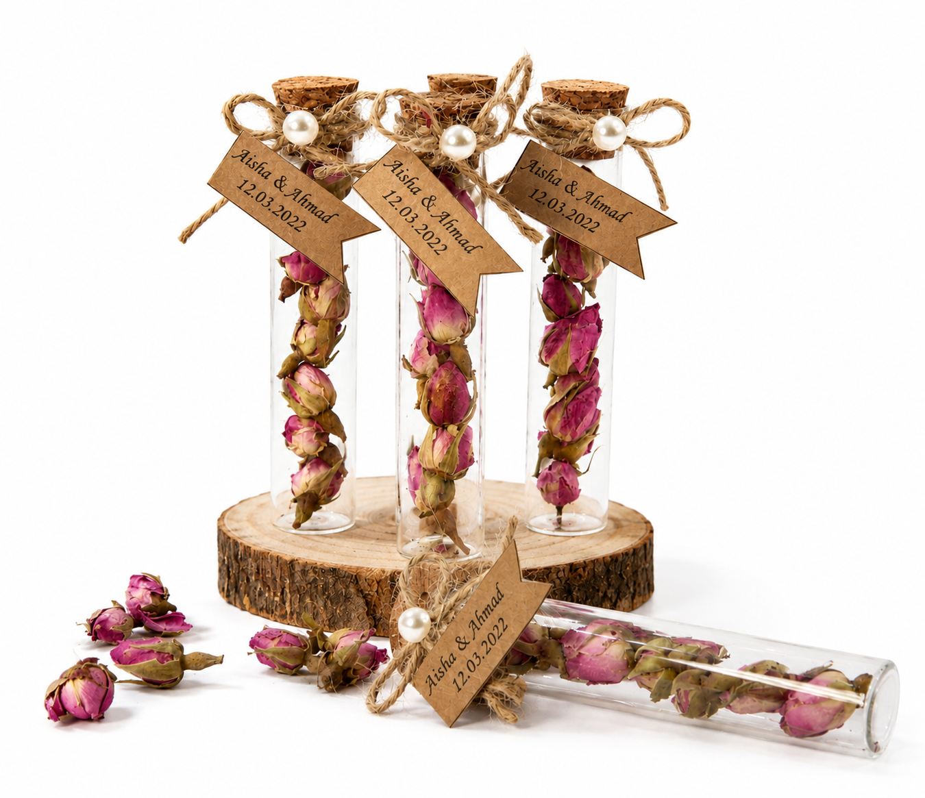 Personalisierte Glasröhrchen mit getrockneten Rosenknospen und Namensschild
