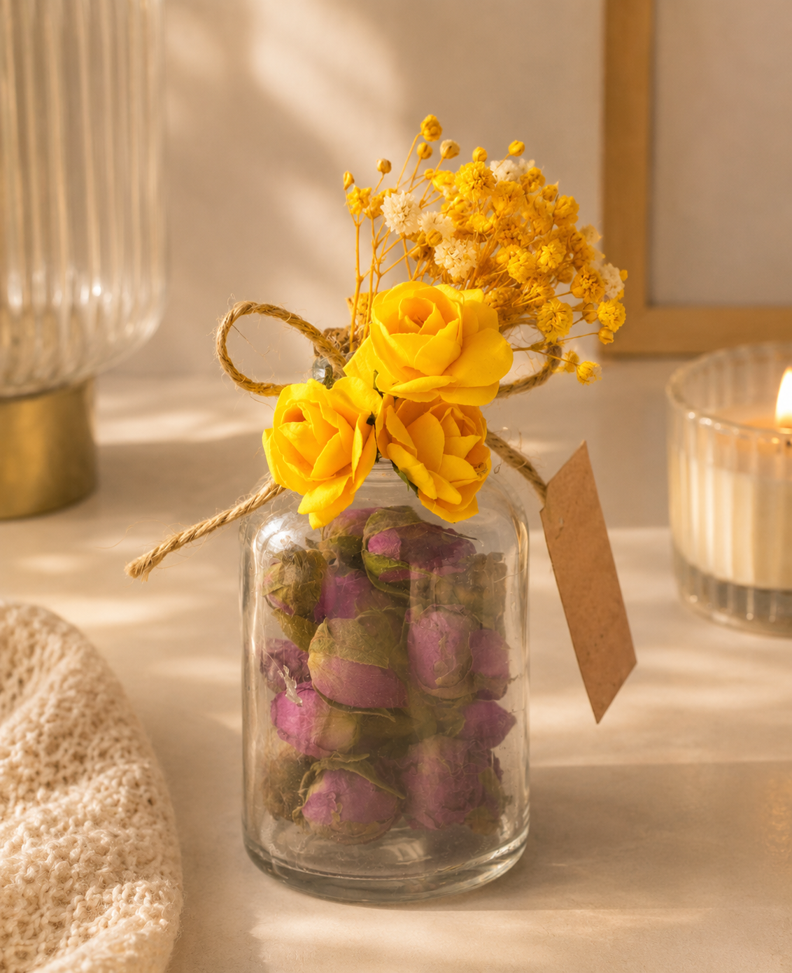 Personalisiertes Mini-Glas mit getrockneten Rosenknospen und gelber Blütendekoration