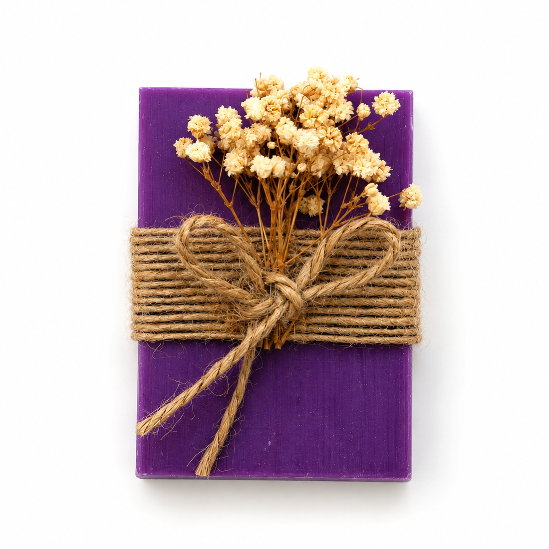 Lavendelseife in Lila mit Juteband und Trockenblumen
