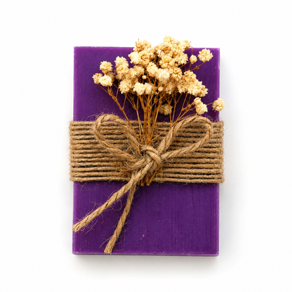 Lavendelseife in Lila mit Juteband und Trockenblumen