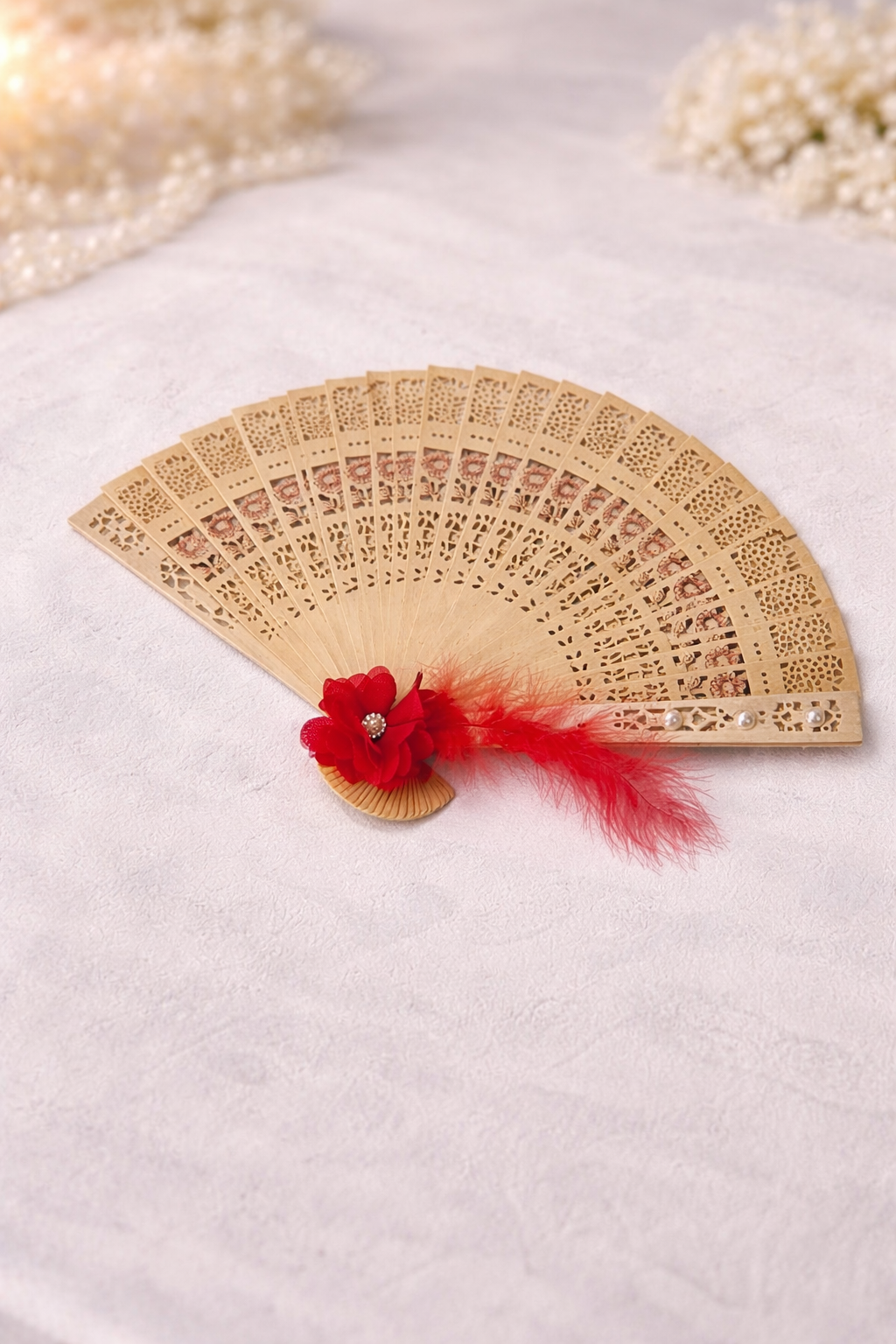 Dekorativer Handfächer aus Holz mit roter Blume, Feder und Perlen