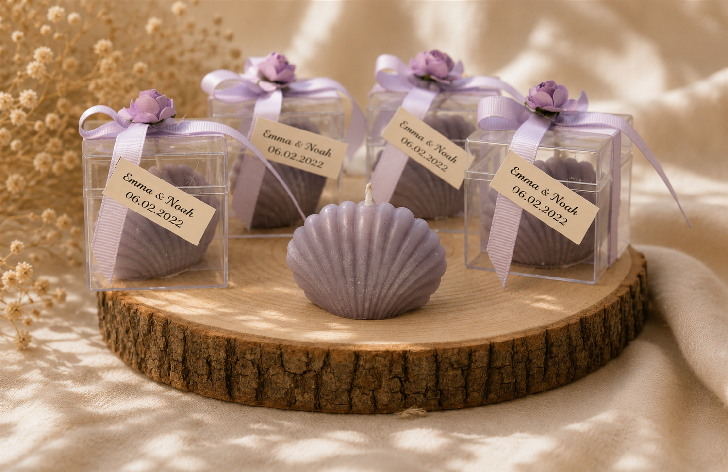 Personalisierte lila Muschelkerze mit Geschenkbox und Blumen Schleife