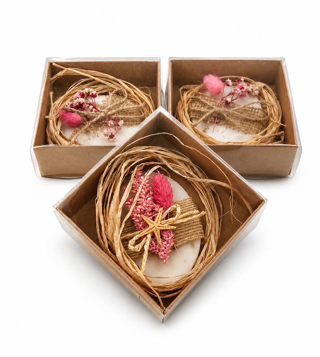 Ovale Lavendelseife in Geschenkbox mit rosa Trockenblumen und Seestern