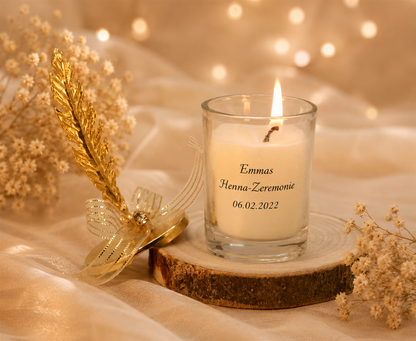 Personalisierte Kerze im Glas mit goldener Blattdeko und Schleife