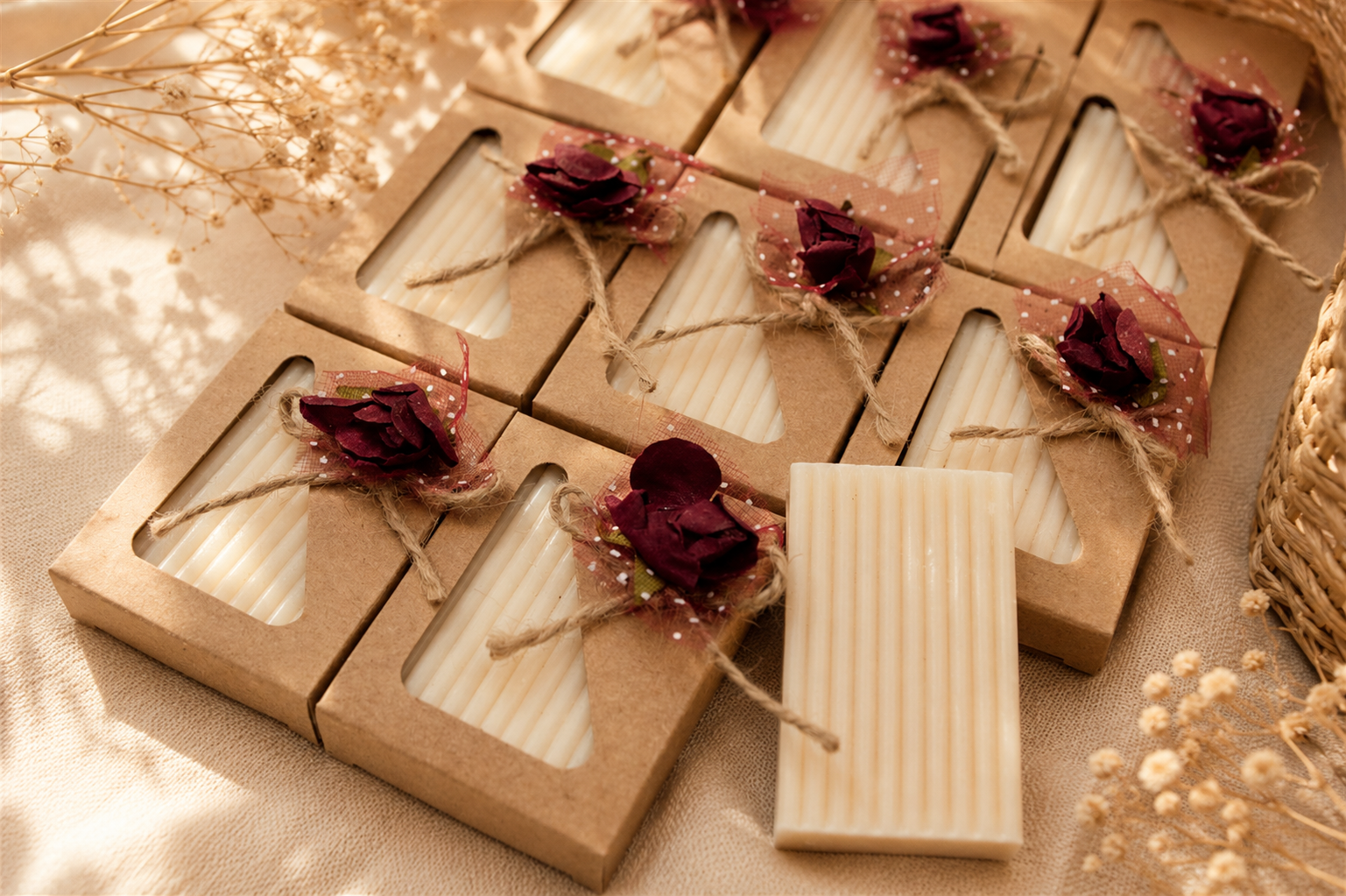 Gerippte Lavendelseife in Kraftpapierbox mit Rosen Dekor