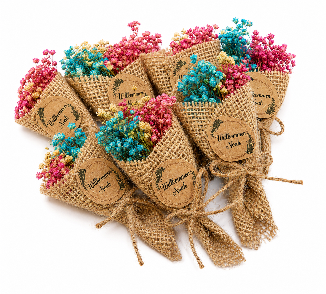 Personalisierte Jute Gastgeschenke mit Trockenblumen und Namensetikett