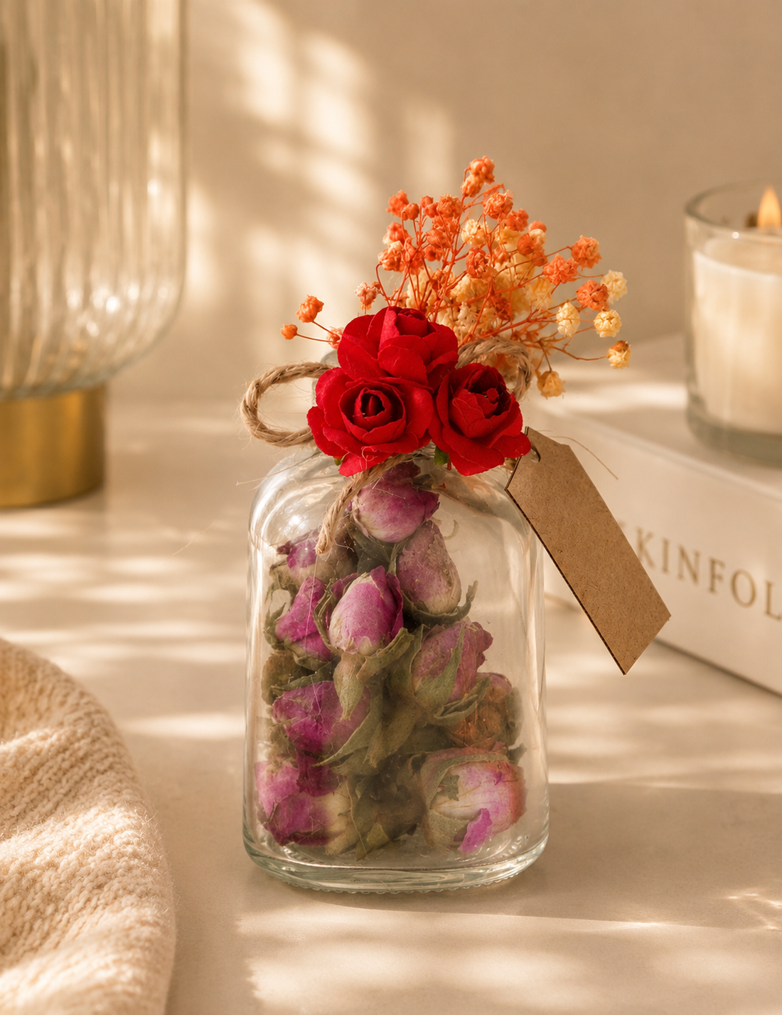 Personalisiertes Mini-Glas mit getrockneten Rosenknospen und roten Blüten