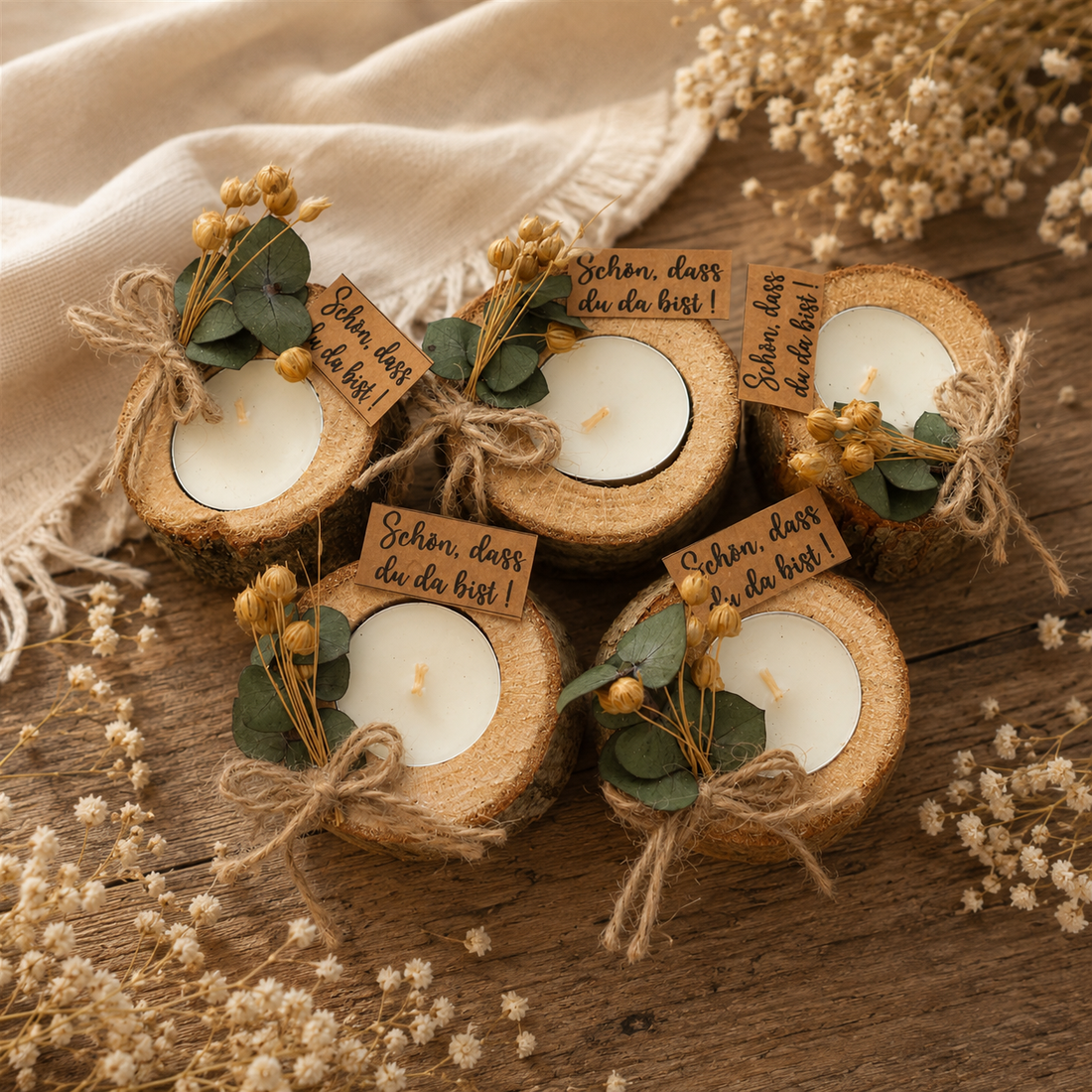 Kleine Kerze in Holzscheibe mit Juteband, grünen Blättern und Gästekarte