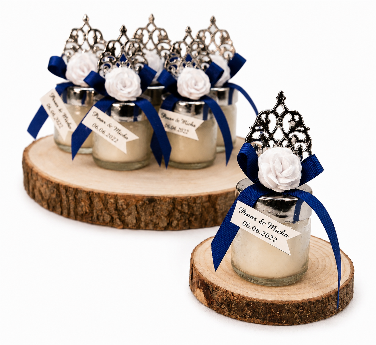 Personalisierte Kerze im Mini Glas mit blauer Schleife, Rosenblüte und silberfarbenem Ornament