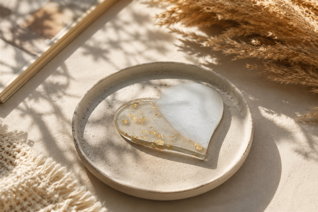 Herzförmige Duftseife mit Goldflocken und weißem Perlmutt-Look
