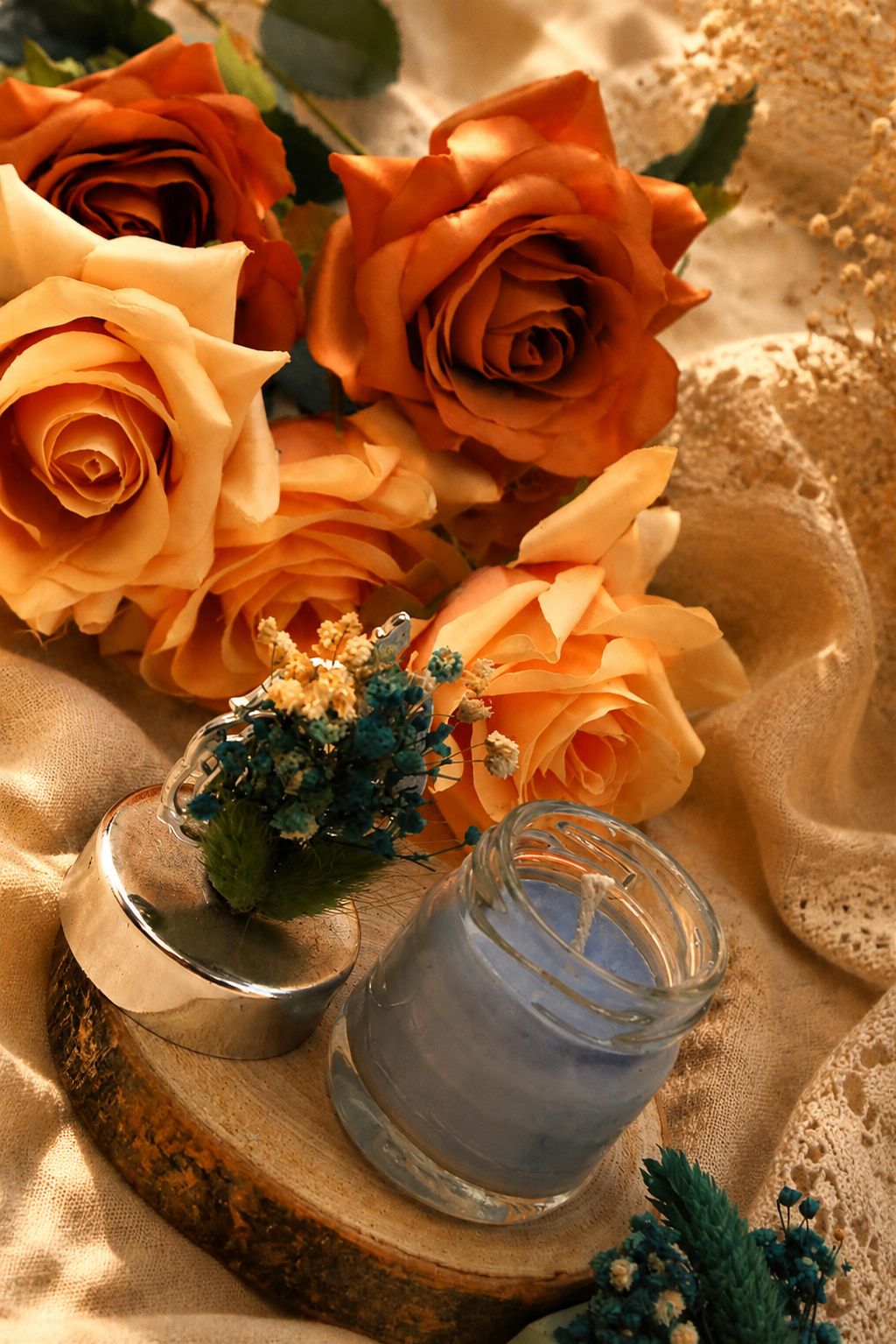 Personalisierte Kerze im Mini Glas mit blauem Wachs, silberfarbenem Deckel und Trockenblumen