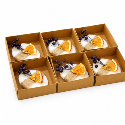 Ovale Lavendelseife in Kraftpapierbox mit getrockneter Orange und Trockenblumen