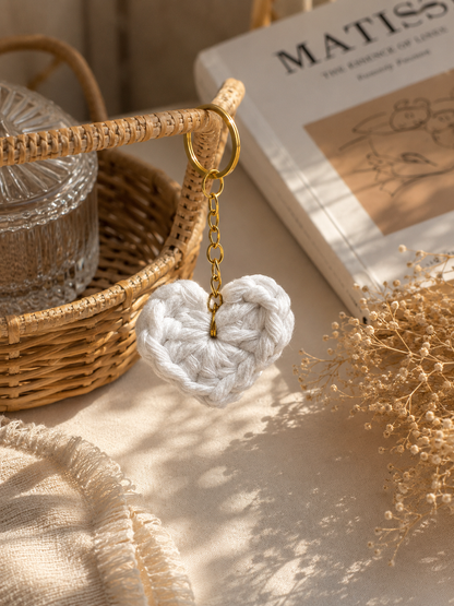 Herzförmiger Makramee-Schlüsselanhänger mit goldfarbenem Ring