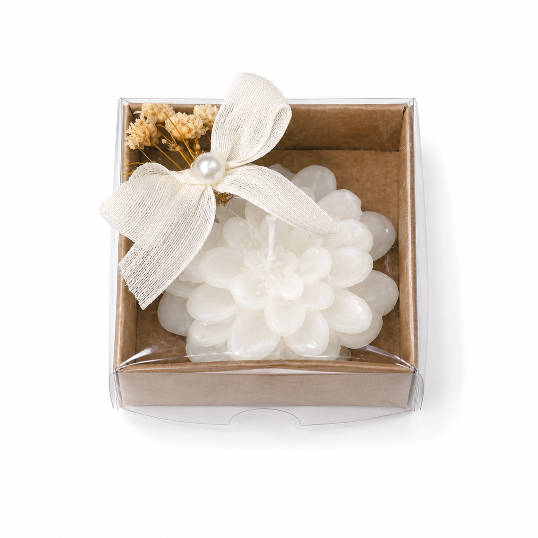 Weiße Blütenkerze in brauner Geschenkbox mit Schleife und Trockenblumen