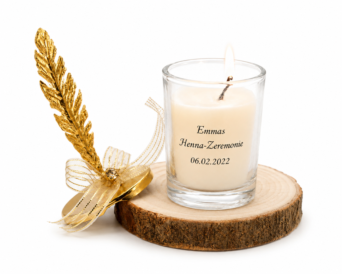 Personalisierte Kerze im Glas mit goldener Blattdeko und Schleife