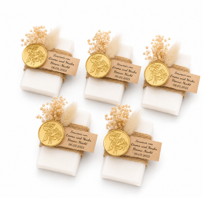 Personalisierte Lavendelseife mit Trockenblumen, Juteband und Goldplakette
