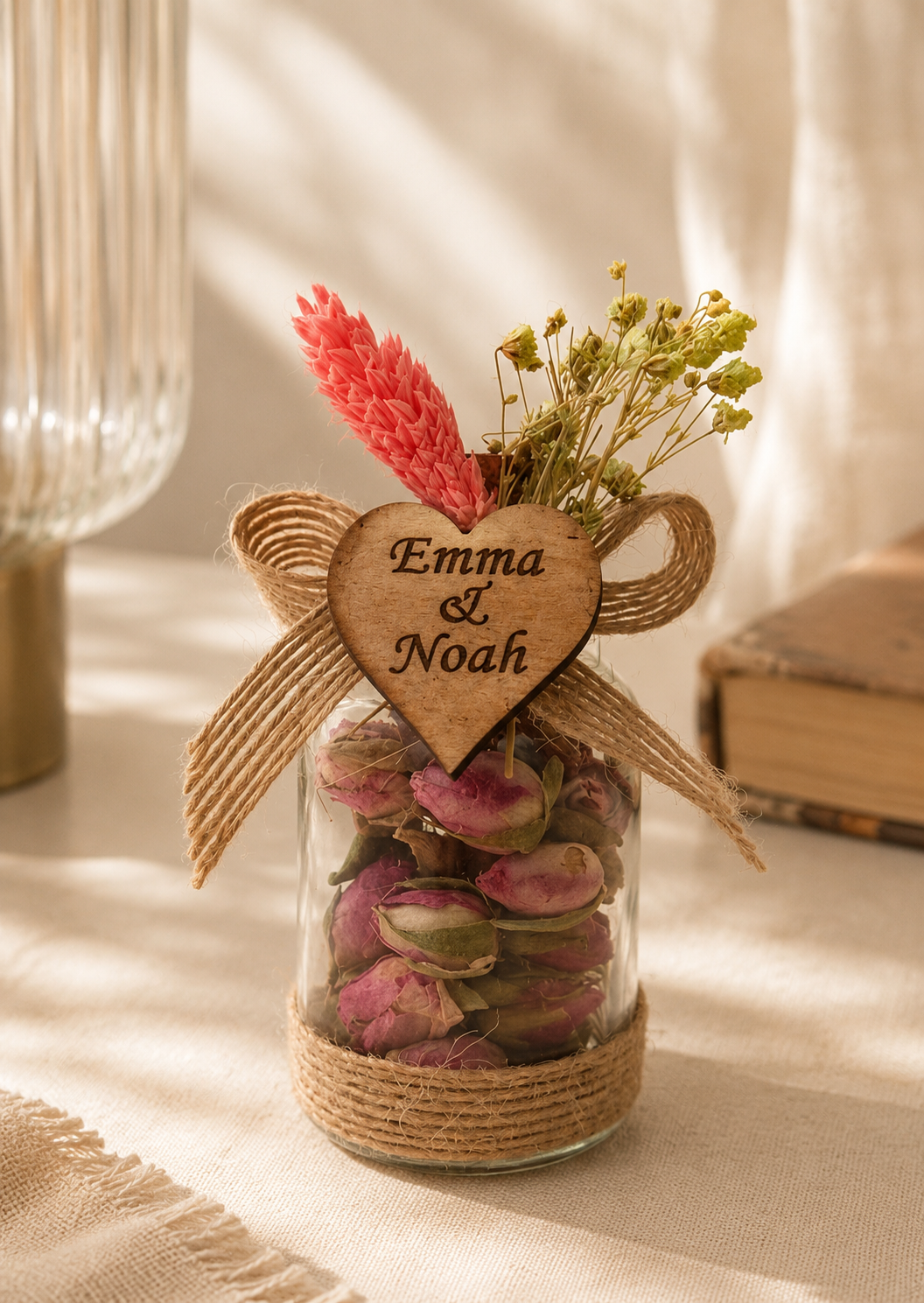 Personalisiertes Mini-Glas mit getrockneten Rosenknospen und Herz-Anhänger