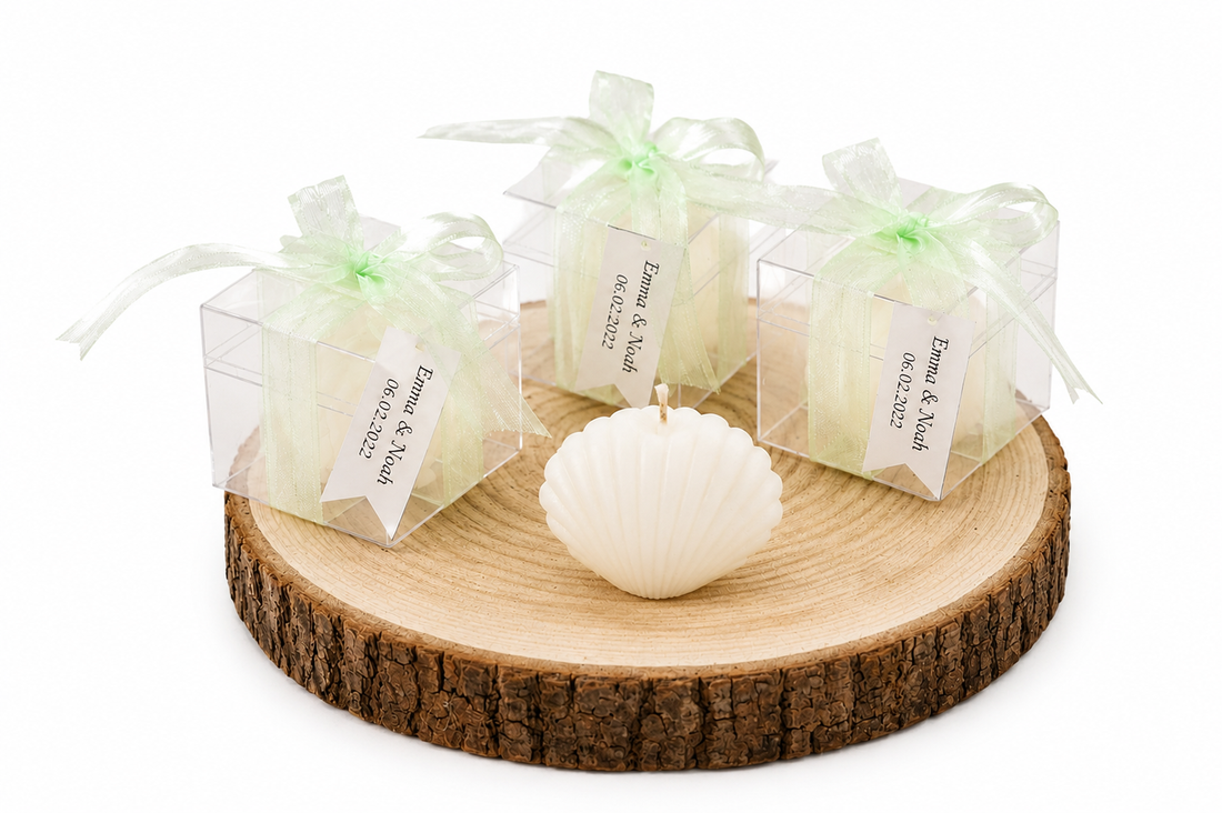 Personalisierte cremeweisse Muschelkerze mit Geschenkbox und mintgruener Schleife