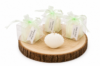Personalisierte cremeweisse Muschelkerze mit Geschenkbox und mintgruener Schleife