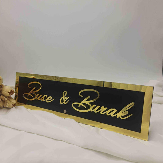 Personalisierte Namensplatte in Gold