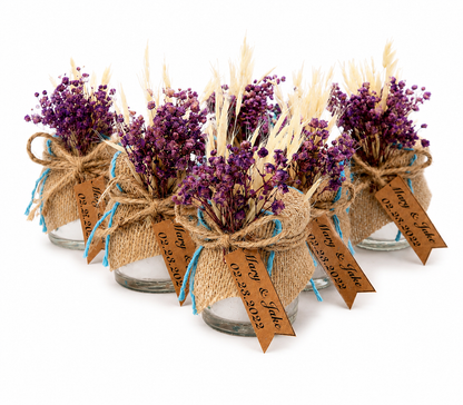 Personalisierte Kerze im Glas mit Jute, lila Trockenblumen und Namensanhänger
