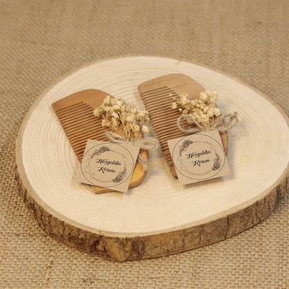Personalisierter Holzkamm mit Trockenblumen, Juteband und Namensetikett