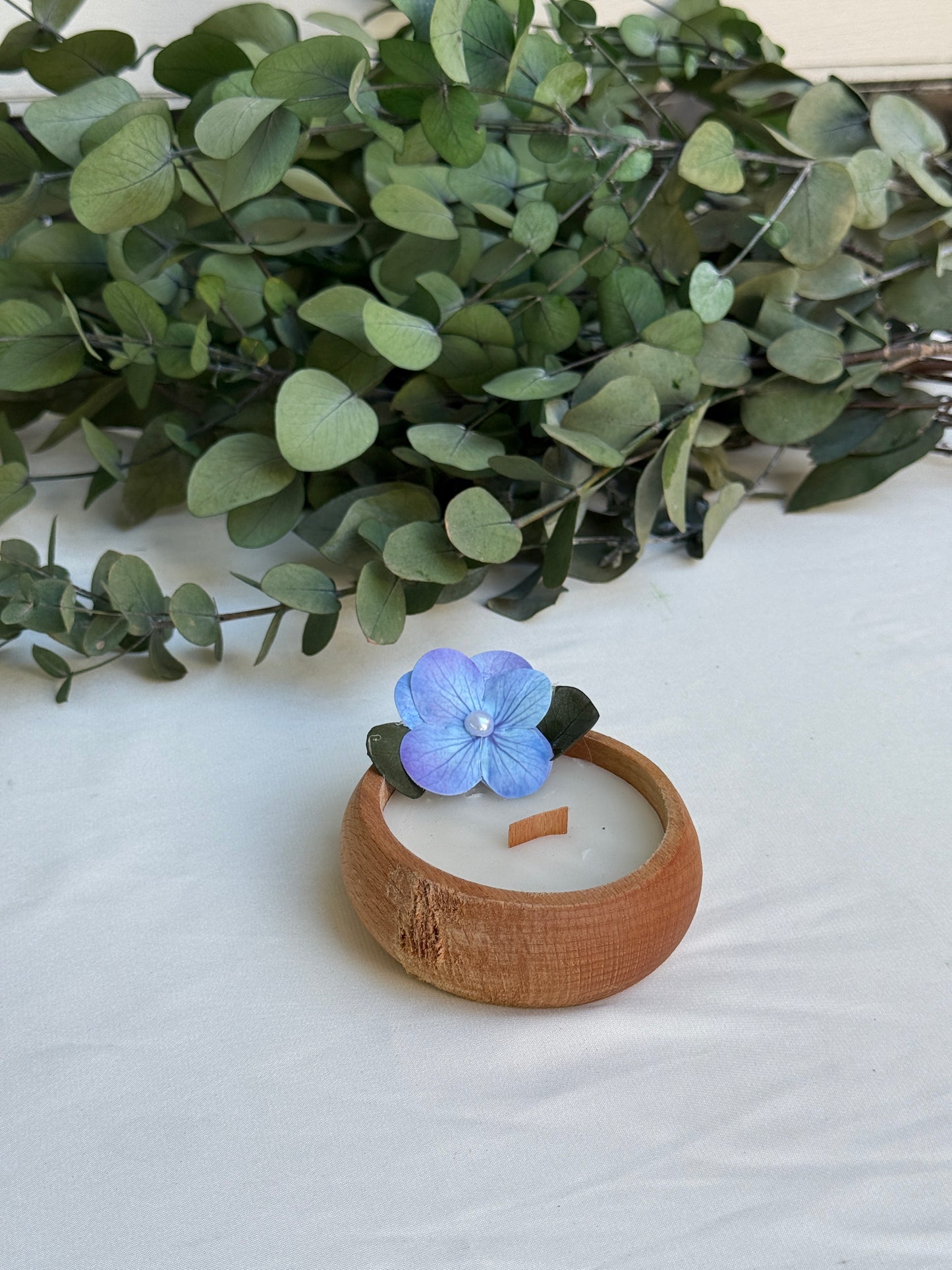 Gastgeschenk Set Holzschale‑Kerze mit Holzdocht & blauer Blüte – 50 Stück