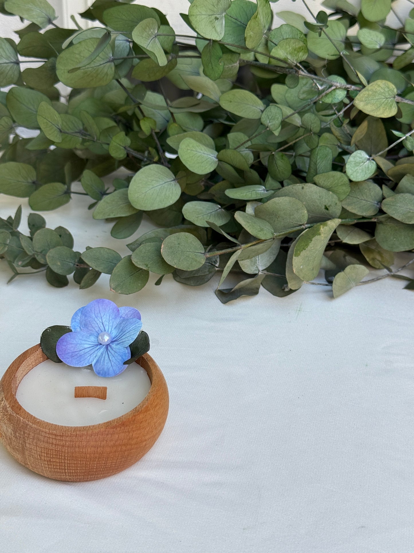 Gastgeschenk Set Holzschale‑Kerze mit Holzdocht & blauer Blüte – 50 Stück