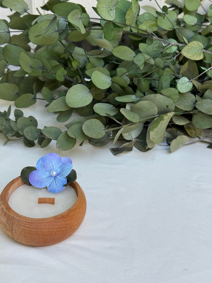 Gastgeschenk Set Holzschale‑Kerze mit Holzdocht & blauer Blüte – 50 Stück